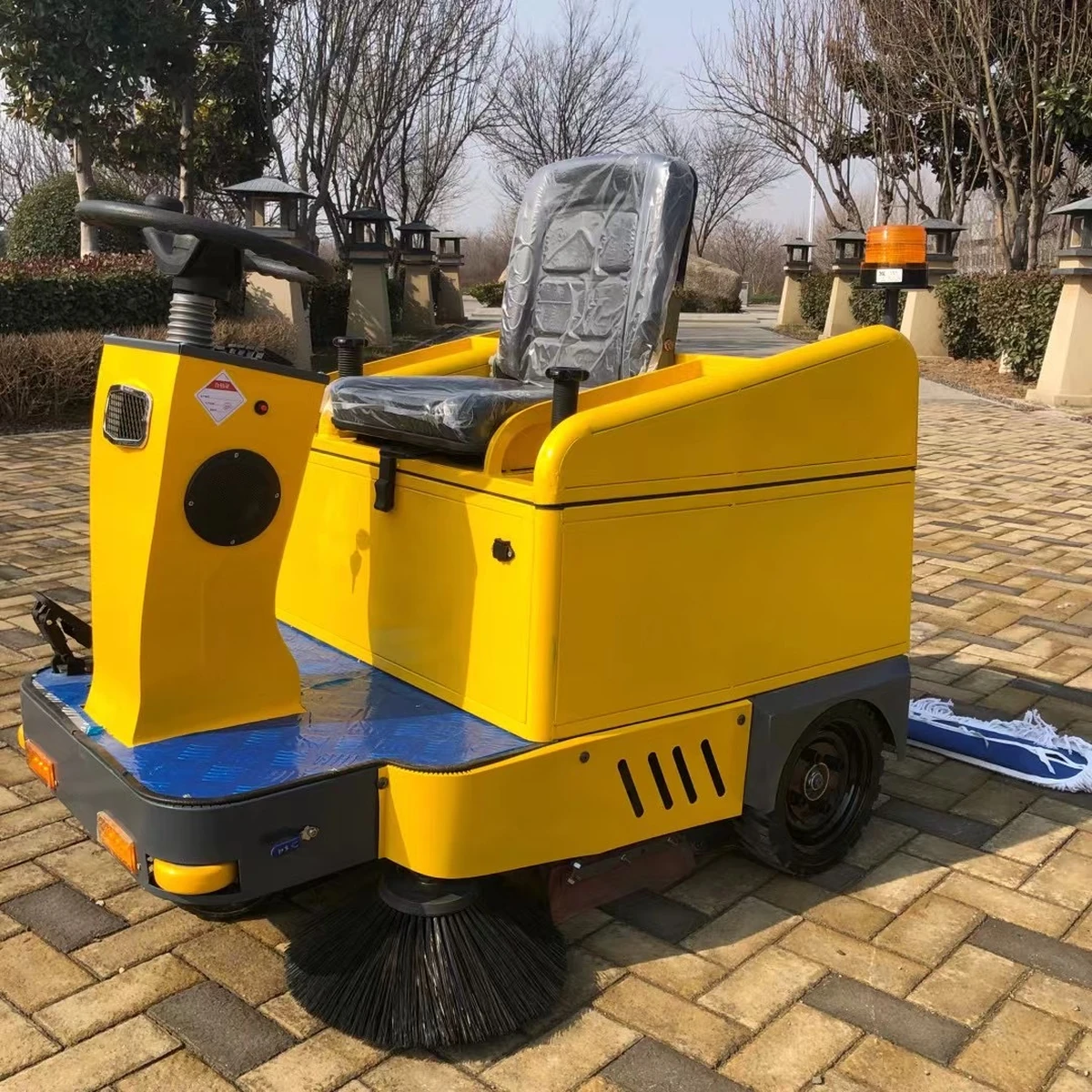 HF-1050 Compact Ride-On Sweeper